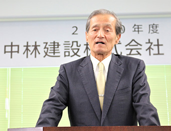 挨拶する森田社長