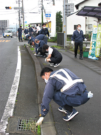 暑さの中の清掃作業